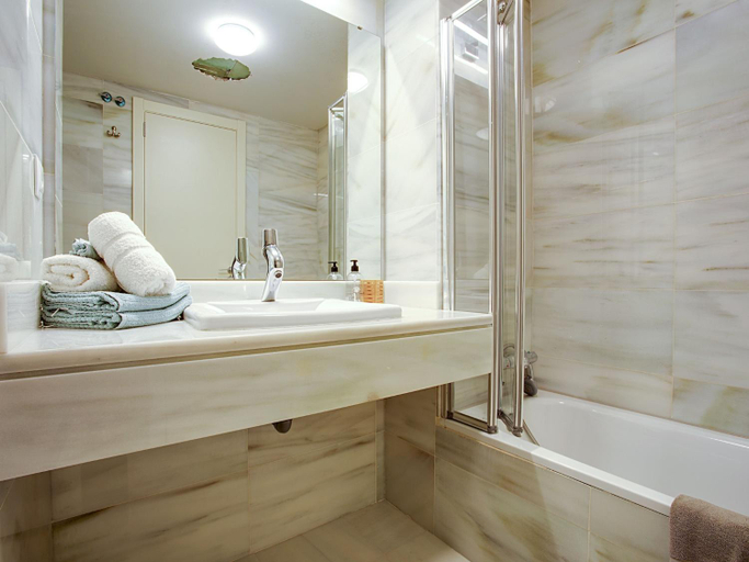 Bathroom 2, Beachside Apartment with Pool, Almería