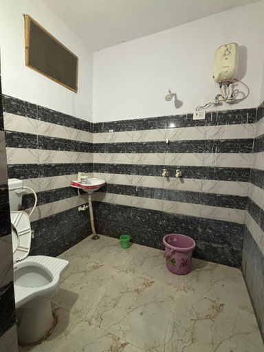 Bathroom 5, SGH Guest House, Mathura