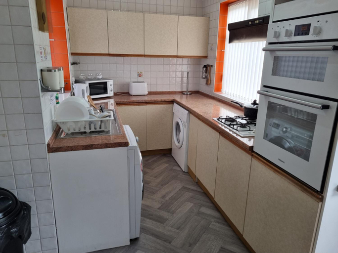 Others 2, Deluxe Double bedroom with private bathroom, parking and WiFi, Leeds