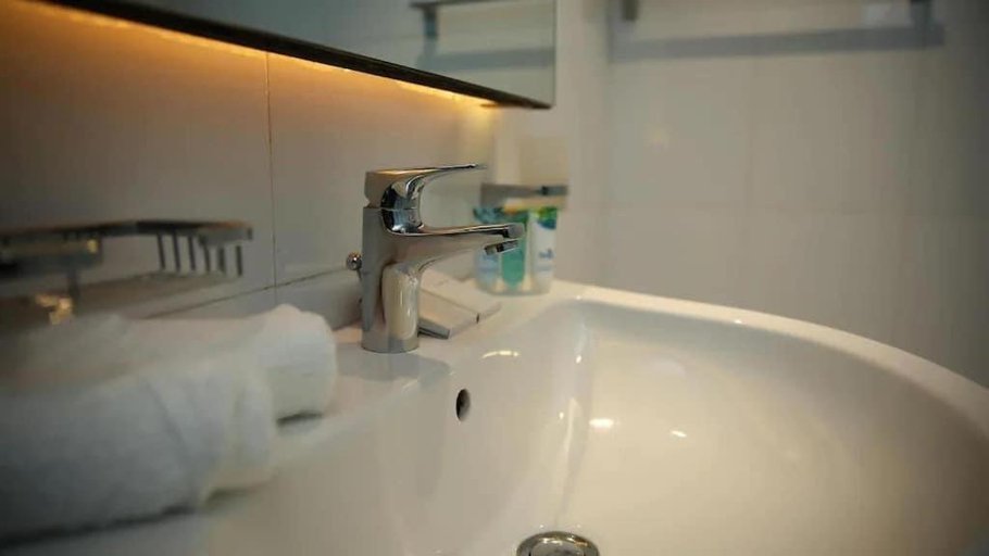 Bathroom, Victoria Court Suites, Nuwara Eliya