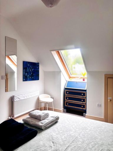 Bedroom 5, Streamside B and B with Parking
