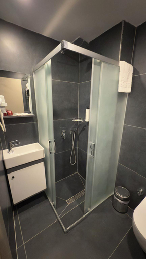 Bathroom 5, The Galata Glory Hotel, Beyoğlu