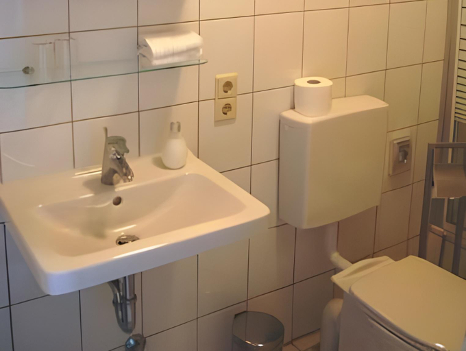 Bathroom 2, HEINRICHs winery bed & breakfast, Bad Kreuznach