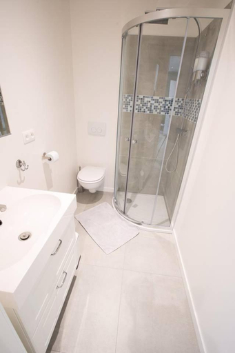 Bathroom 2, Studio Brussels Airport, Vlaams Brabant