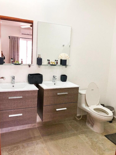 Bathroom 4, Las Palmas Beach Hotel, Roatán