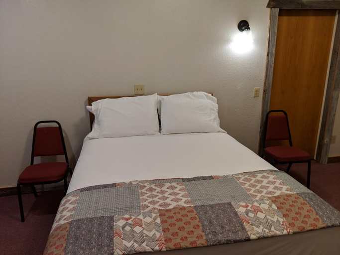 Bedroom 2, The BarnwooD Inn, Polk