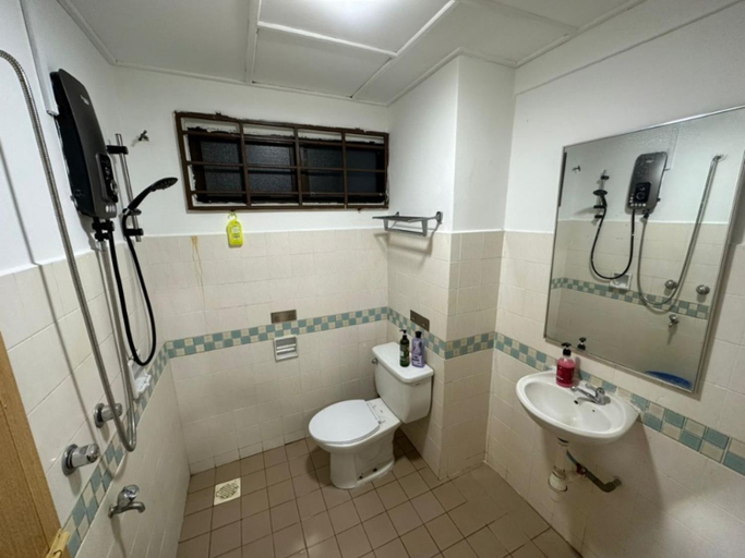 Bathroom 2, Paradise Lagoon Apartment, Port Dickson
