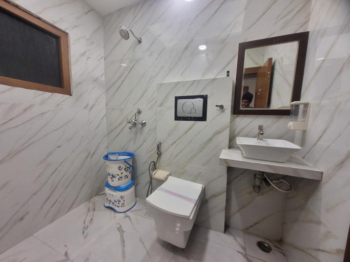 Bathroom 2, Hotel Muskan, Mathura