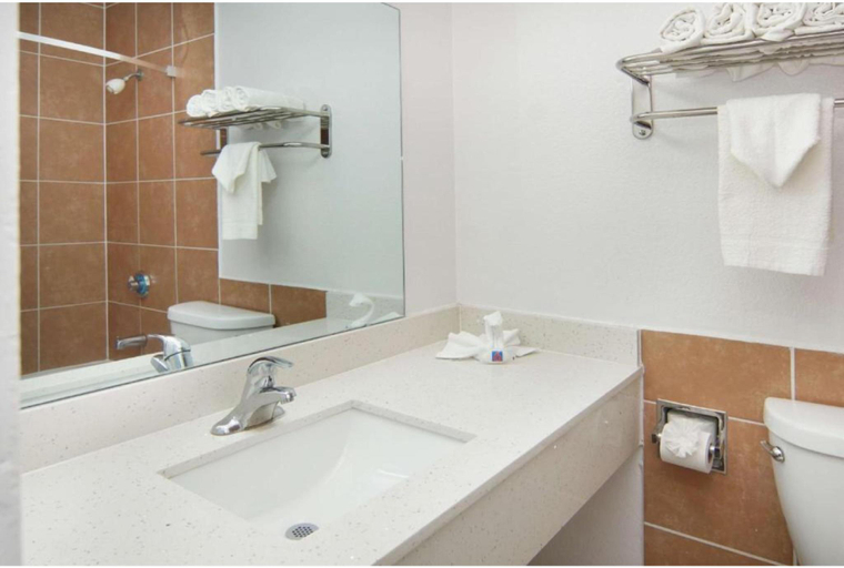 Bathroom 3, モーテル 6 デントン テキサス - UNT, Denton