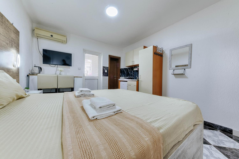 Others 4, Studio Apartments S