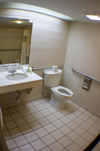 Bathroom 5, The Garden Inn, Elkhart