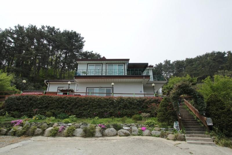 Exterior & Views 1, Tongyeong Yeonji Pension, Tongyeong