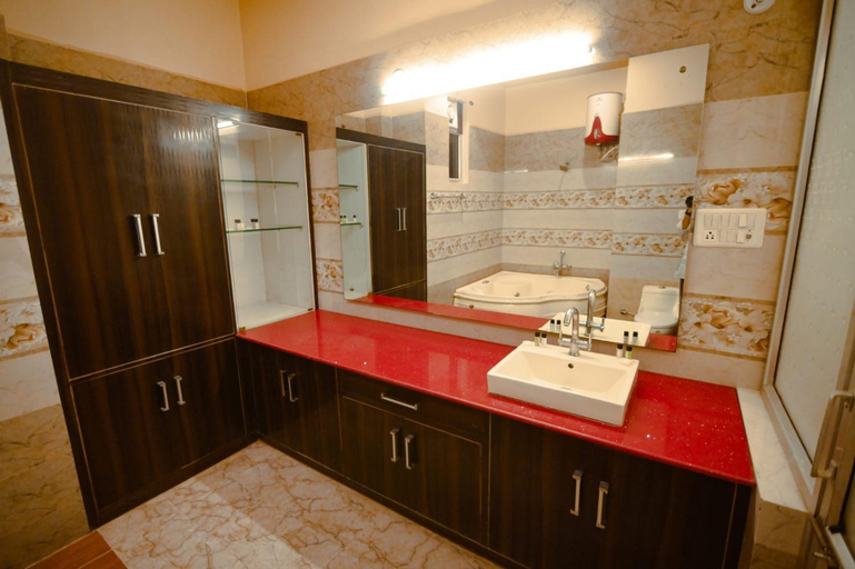 Bathroom 2, Taraji Resort, Faizabad