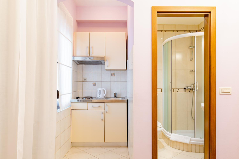 Bathroom 3, Mala Mara, Kaštela