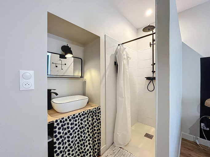 Bathroom 2, Maison 23, Aude