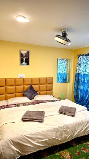 Bedroom 3, Al Hayat Guest House, Anantnag