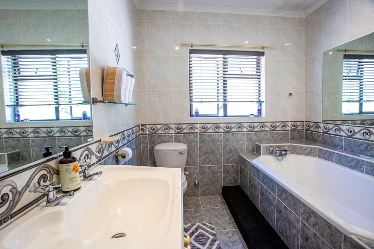 Bathroom 2, Suikerbos Guesthouse, City of Cape Town