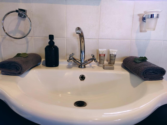 Bathroom 3, Weltevreden Game Lodge, Lejweleputswa