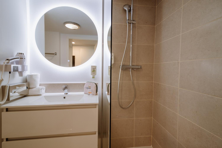 Bathroom 5, Clarion Aparthotel Toulouse Le Parc de l'Escale, Haute-Garonne