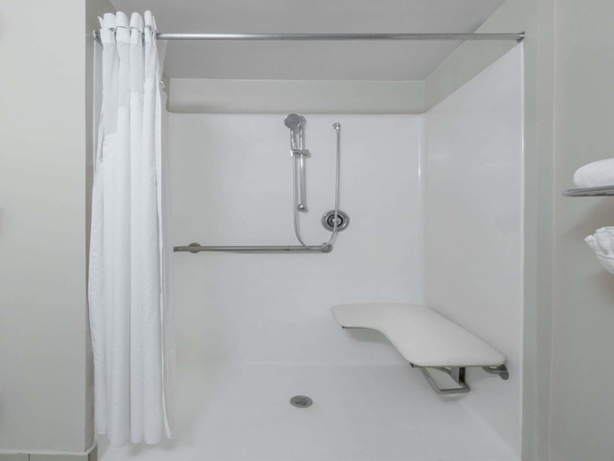 Bathroom 5, DoubleTree by Hilton Laredo, Webb