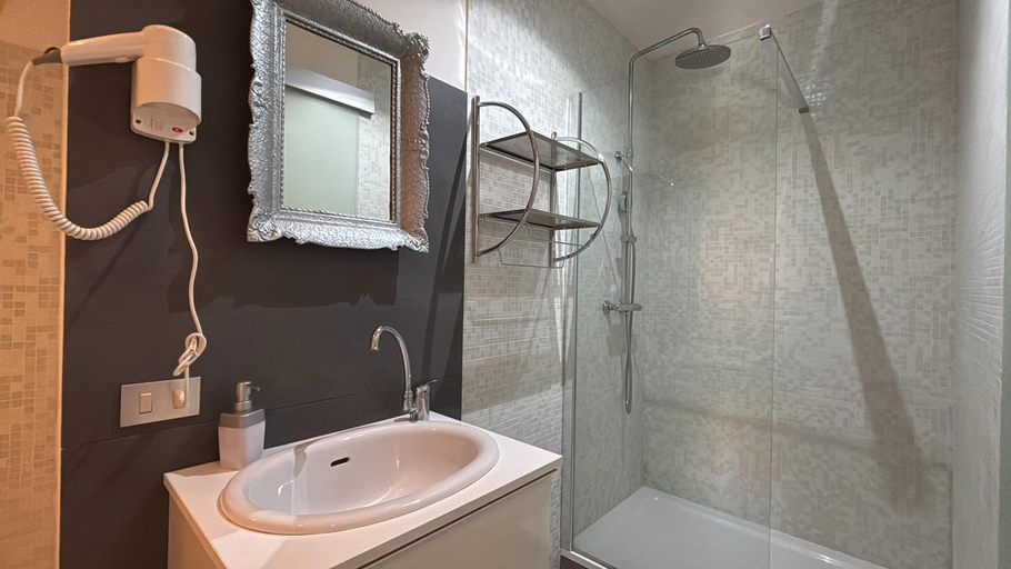 Shower 3, BIBC Wine&Holiday - Trieste Reception, Trieste