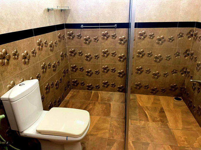 Bathroom 3, La Safari Inn, Thissamaharama