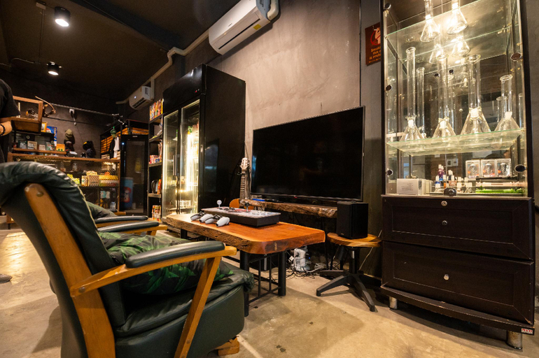 Shared lounge/TV area 4, Another High Away Hostel Bangkok, Bang Kruai