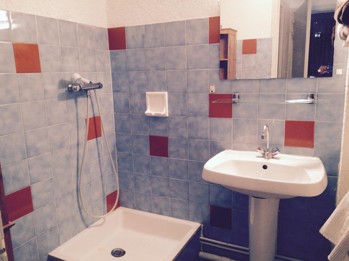 Bathroom 5, Studios La Gemme, Landes
