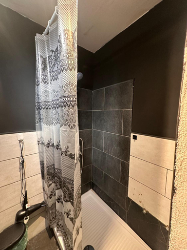 Bathroom 2, Vat Coke House, Napoli