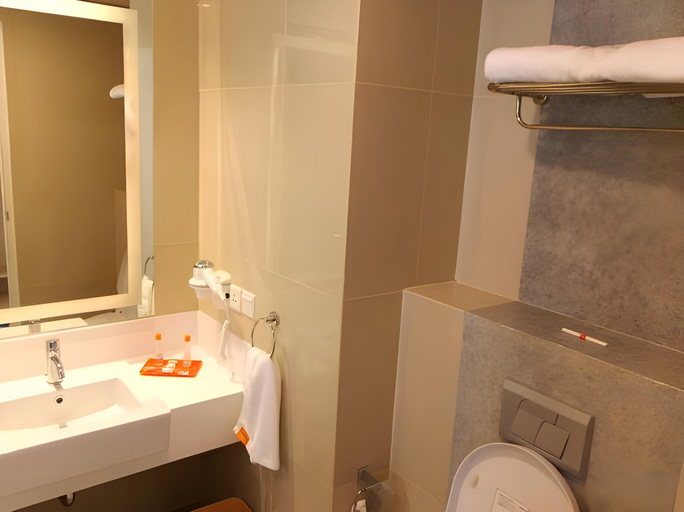 Bathroom 5, HARRIS Hotel Pontianak, Pontianak