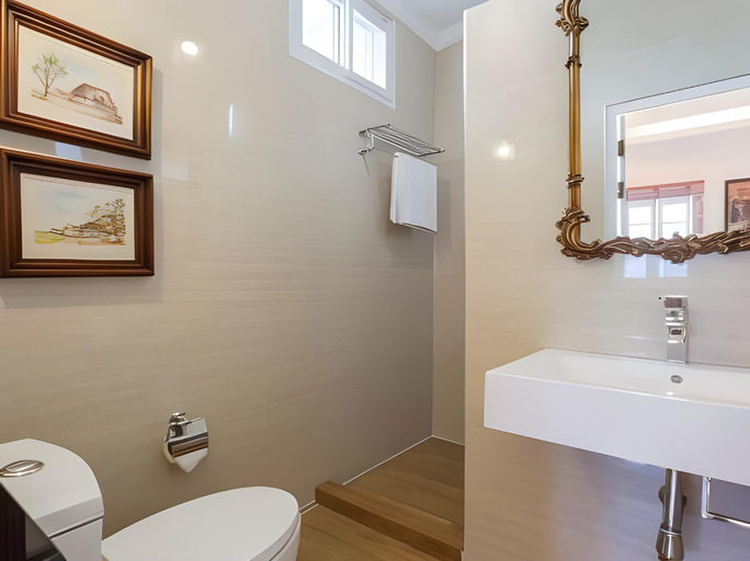 Bathroom 3, The Lek Aree, Phaya Thai