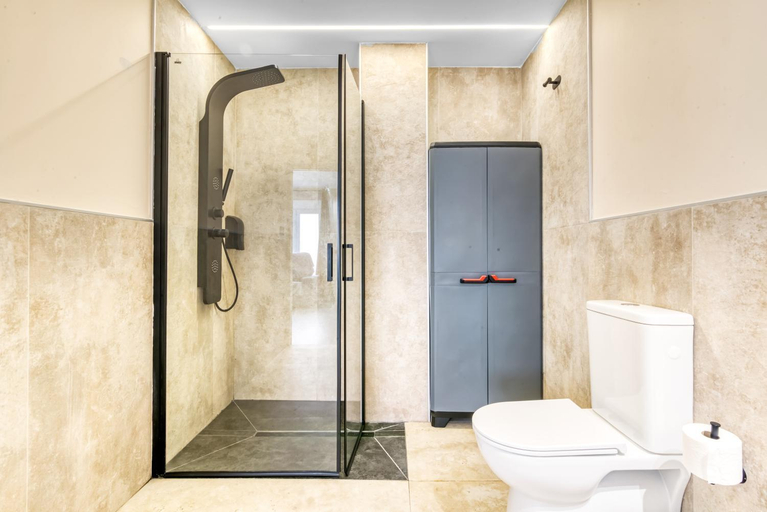 Bathroom 2, City Scape Suites, Valencia