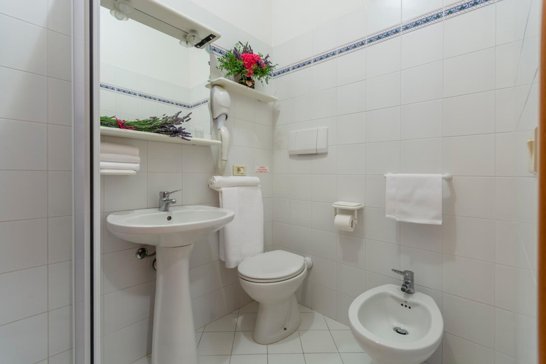 Bathroom 3, I Cancelli - Family Village, Florence