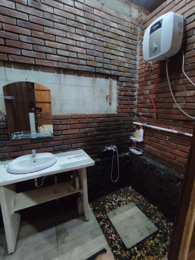 Bathroom 3, nDalem Ha We Villa Kaliurang, Sleman