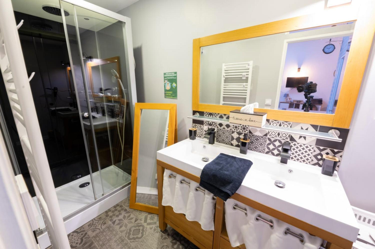 Bathroom 5, L’entre deux vignes, Charente-Maritime