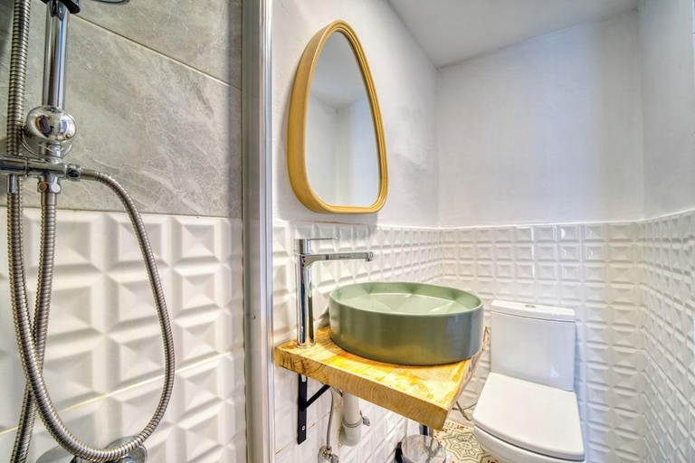 Bathroom, Avenue Hotel