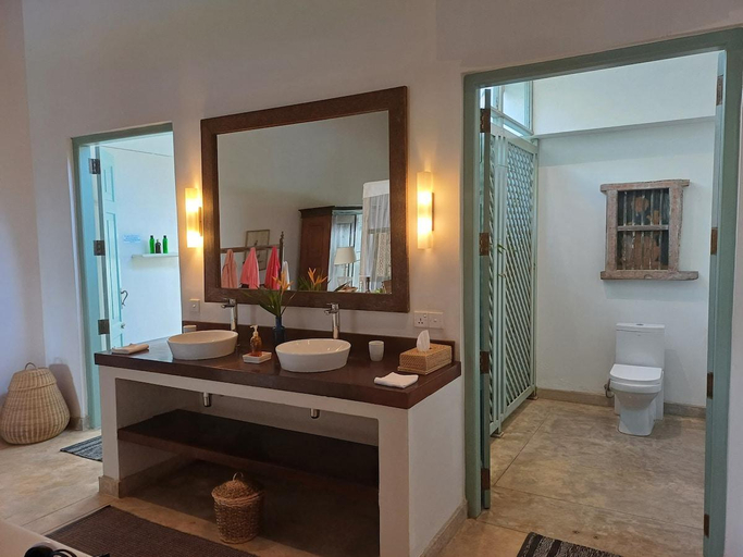Bathroom 4, Samudra Beach Villa with Private Pool and Chef, Habaraduwa