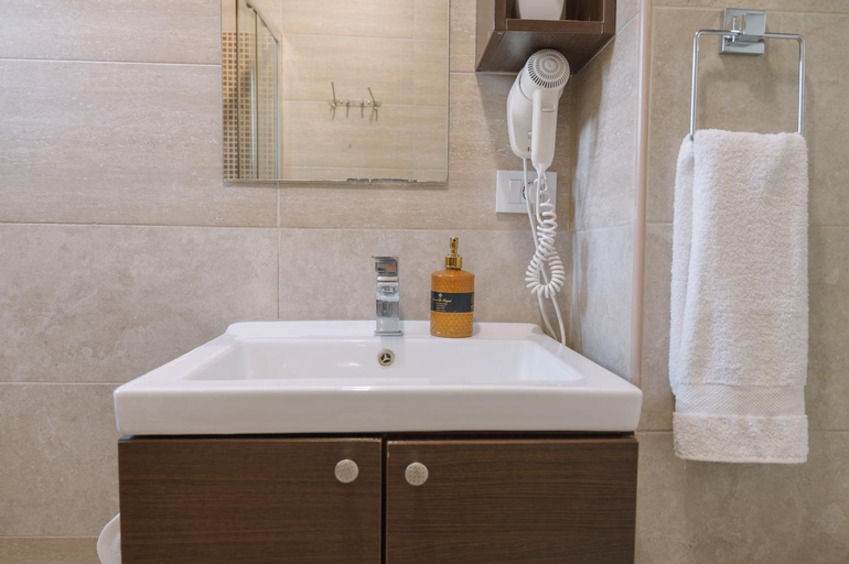 Shower 5, La Hacienda