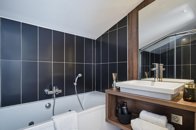 Bathroom 5, The Originals City, Hôtel Quai33, Saint-Etienne, Loire