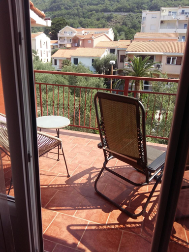 Others 3, Lazar Apartments