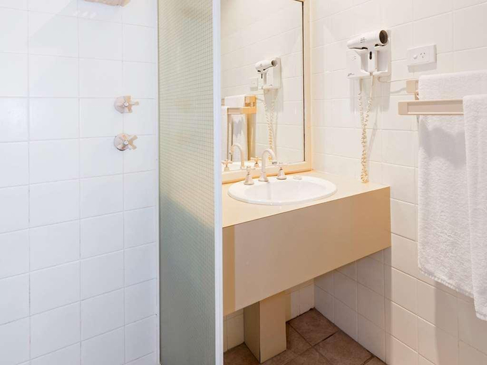 Bathroom, ibis Styles Kununurra, Wyndham-East Kimberley