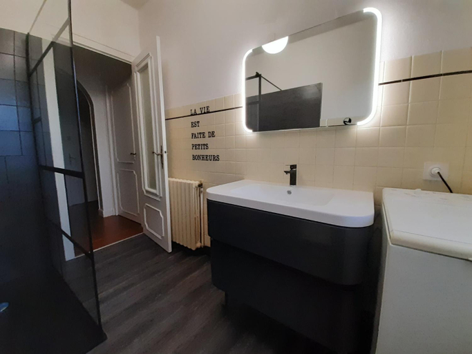 Bathroom 2, Quaint Holiday Home with Garden, Dordogne
