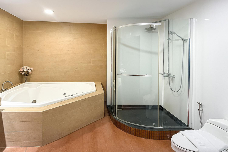 Bathroom 5, Ruean Phae Royal Park Hotel, Muang Phitsanulok