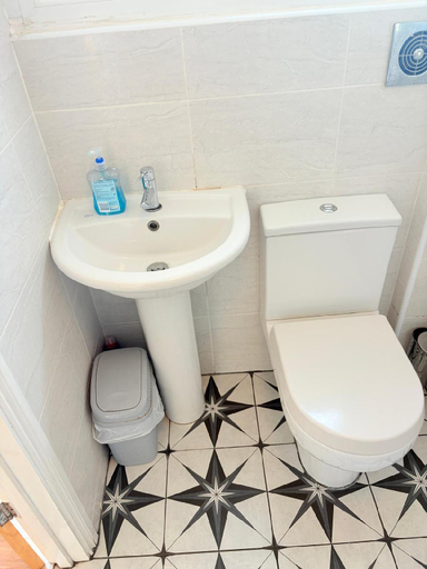 Bathroom 4, Luton Airport Guest House, Luton
