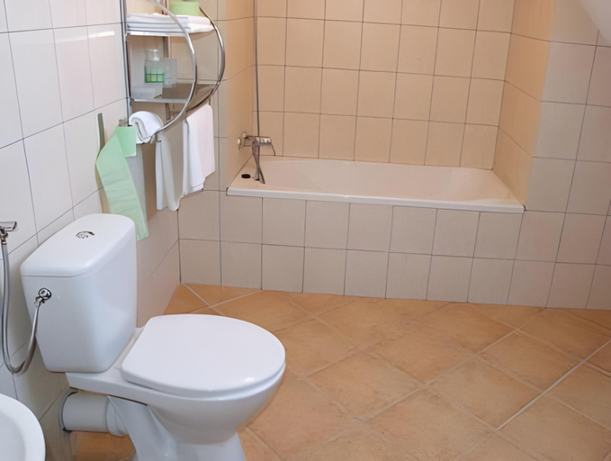 Bathroom 4, Karczma Rzym, Środa Śląska