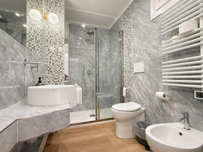 Shower 3, Villa Angela, Rome