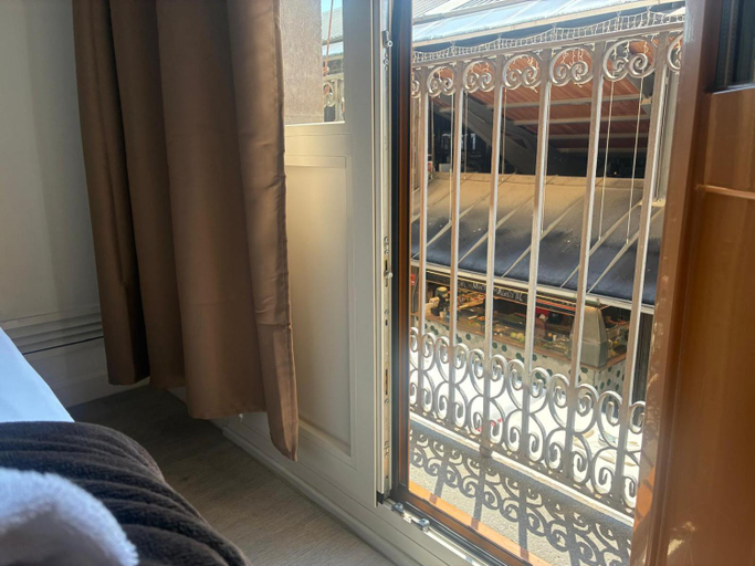 Others 5, Hostal la Palmera, Barcelona