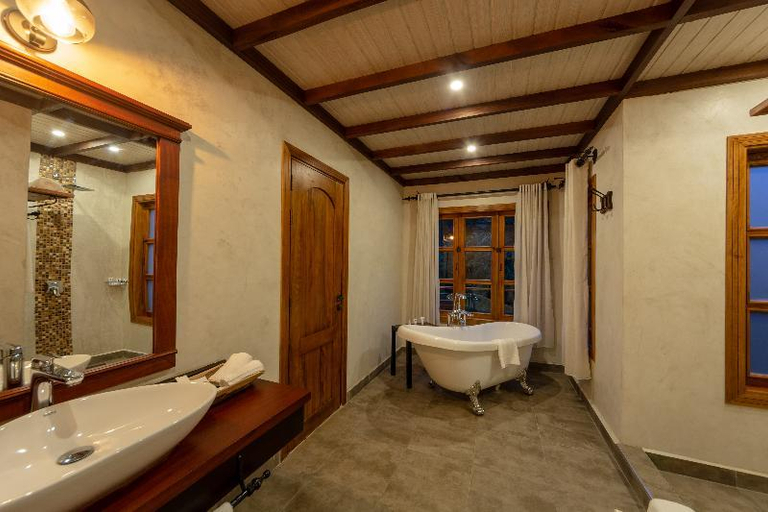 Bathroom 5, Chimpundu Lodge, Kibale