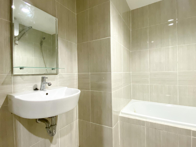 Bathroom 3, Homey Minimalist 1BR Vasanta Innopark By Travelio, Cikarang