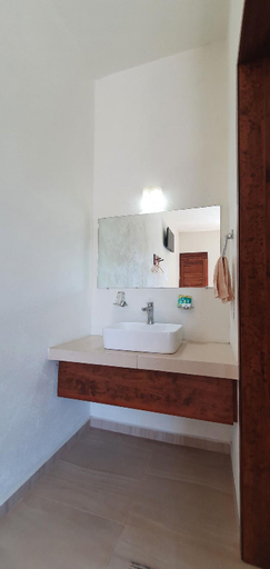 Bathroom 3, Carri Surf Studio, Dist. Pochutla